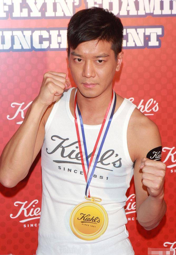 k1体育平台西点他出身贫困凭帅脸进TVB一度潦倒靠k1体育面包过活娶千金生2儿终逆袭(图4)